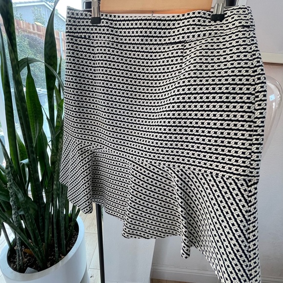 Fit and flair short skirt by Banana Republic zipper closure lined. - Picture 1 of 3